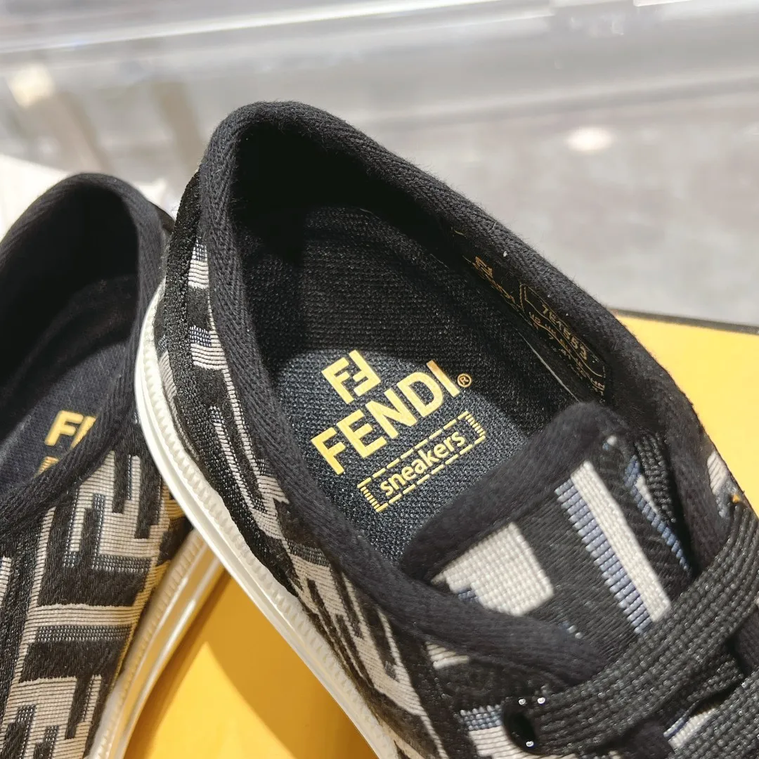 Couple style 💰460❤️Fendi Fendi's latest couple canvas shoes ❑ Fabric: Original customized imported jacquard canvas material ❑ Inner lining: Imported canvas material ❑ Sole: Original molded non-slip TPU outsole ❑ Bottom thickness: 2.5cm ❑ Size: Women's 35-40/Men's 39-45